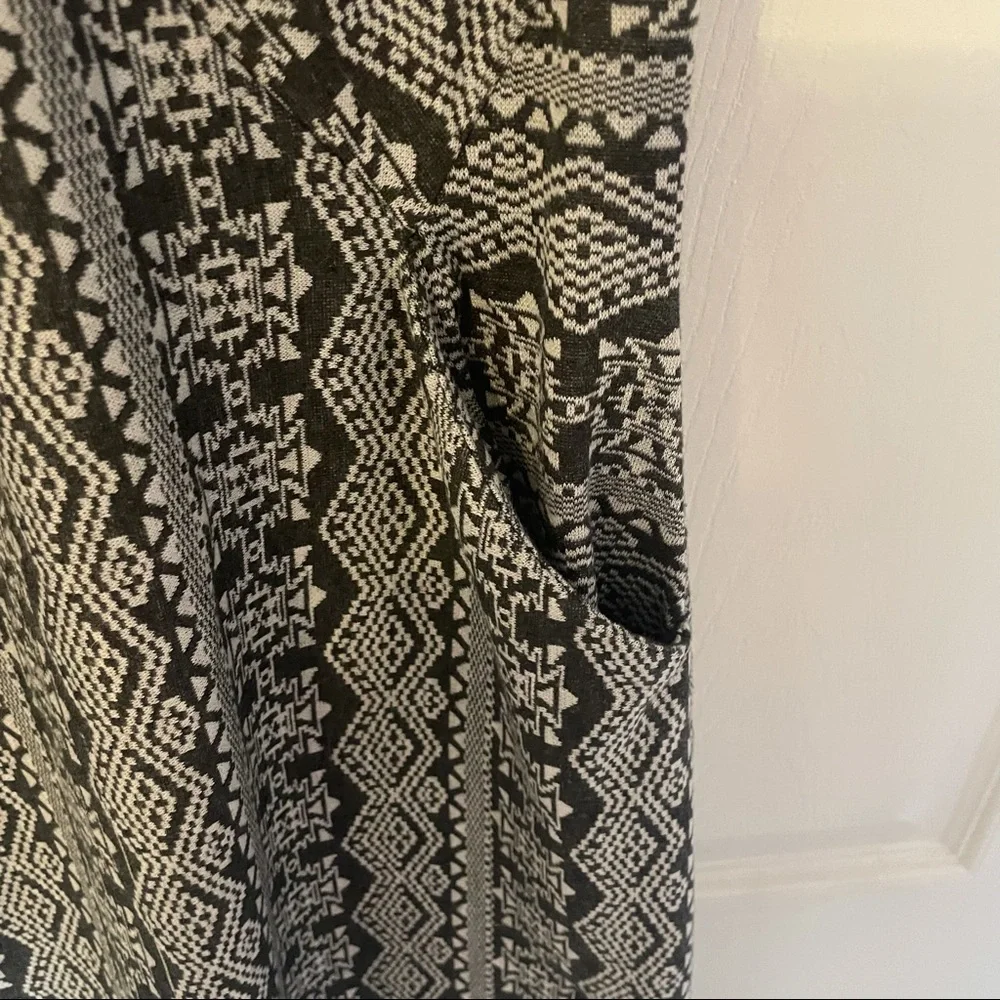 High-Neck Geometric Pattern Dress - Picture 4 of 7